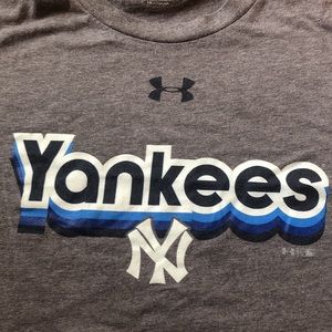 Yankees 🔥🔥 Under Armor🔥🔥Soft Grey Shirt Newish